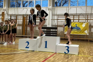 II. Korcsoport lány egyéni  1. Metzger Dalma 2. Berek Adél 3. Sikora Lili 